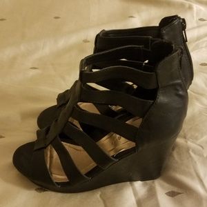CCO! NEVER WORN Madden Girl Cage Wedges Sz 9